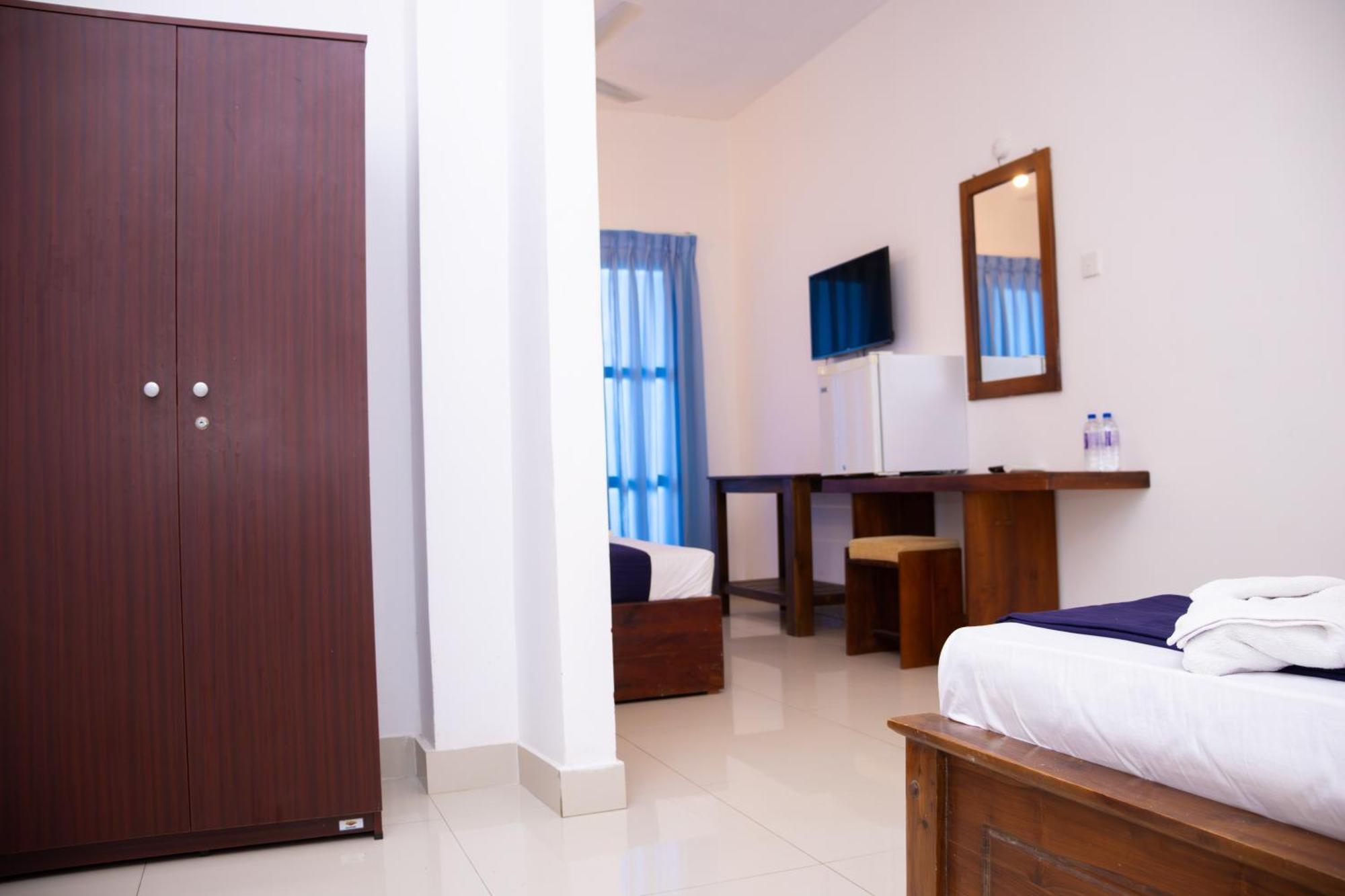 Woodnest Windmill Beach Hotel Negombo Exterior photo